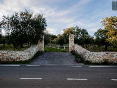Per raggiungere questo �baluardo della libert��, imbocchiamo da Grumo via Madre Teresa di Calcutta che, dopo una rotonda, prosegue su strada comunale di Mellitto. La percorriamo per circa quattro chilometri fino a raggiungere una piccola rientranza delimitata da una semplice sbarra di ferro tra due colonne in pietra
